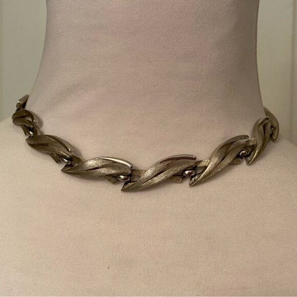 CROWN TRIFARI VINTAGE NECKLACE SILVER TONE BRUSHED LINKS CHOKER 60s HANG TAG - Picture 2 of 9